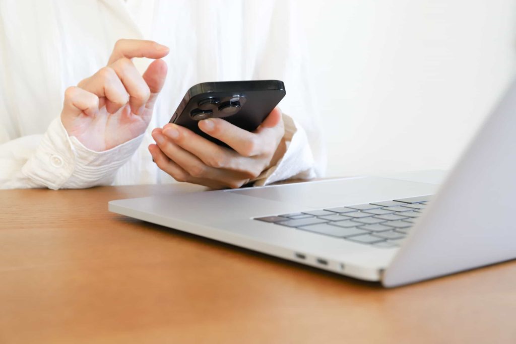 スマートフォンを操作している人
